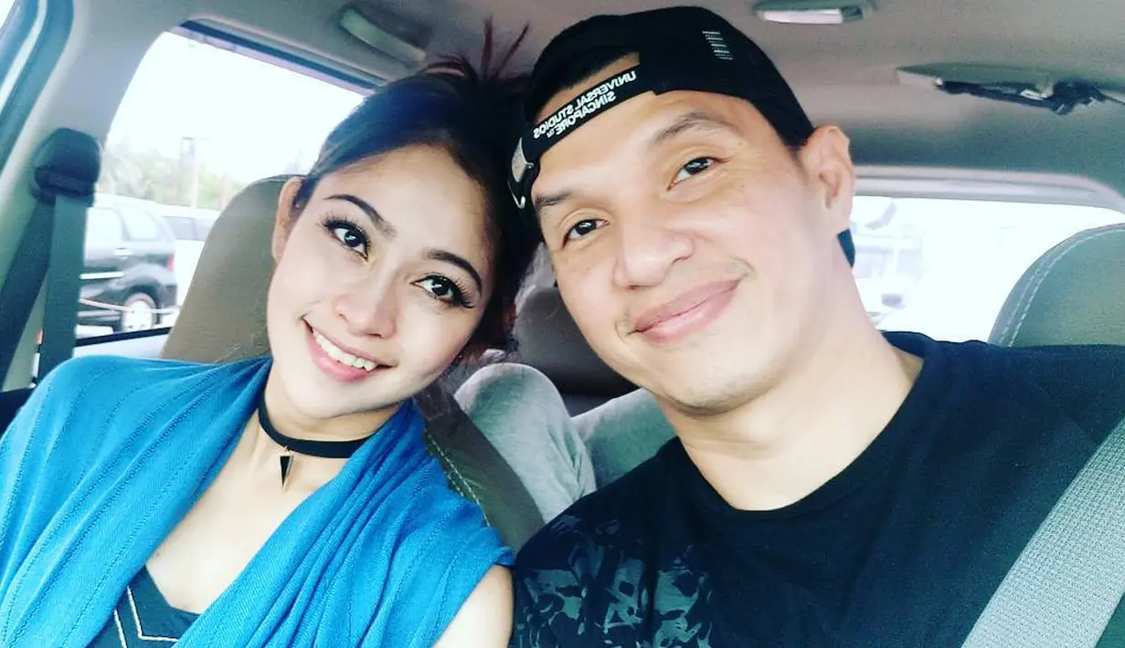Dalam video yang  diunggahnya itu, Econ pun menuliskan rasa syukurnya lantaran bisa merayakan ulang tahun pernikahannya yang pertama bersama dengan sang istri. (Instagram/edison_wardhana)