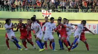 Pemain PSIS Semarang dan Persis Solo terlibat aksi saling kejar di babak kedua. (Bola.com/Vincensius Sawarno)