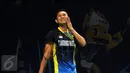 Tunggal putera Indonesia, Sony Dwi Kuncoro mengusap wajah saat laga melawan pemain Hongkong Hu Yun di 16 besar BCA Indonesia Open, Jakarta, Kamis (6/2/2016). Sony kalah 12-21, 15-21, 16-21. (Liputan6.com/Helmi Fithriansyah)