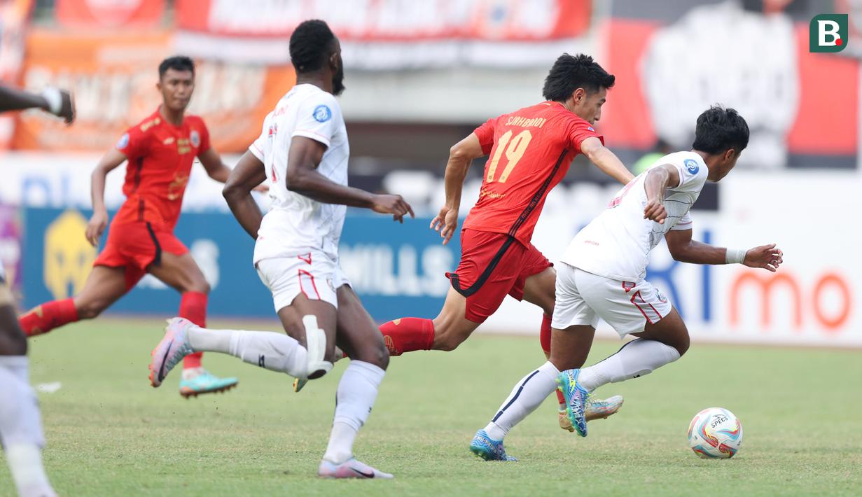 Pemain Persija Jakarta, Hanif Sjahbandi, berusaha melewati pemain Arema FC pada lanjutan BRI Liga 1 2023/2024 di Stadion Patriot Chandrabhaga, Kota Bekasi, Minggu (20/08/2023). Kedua tim bermain imbang 2-2. (Bola.com/M Iqbal Ichsan)