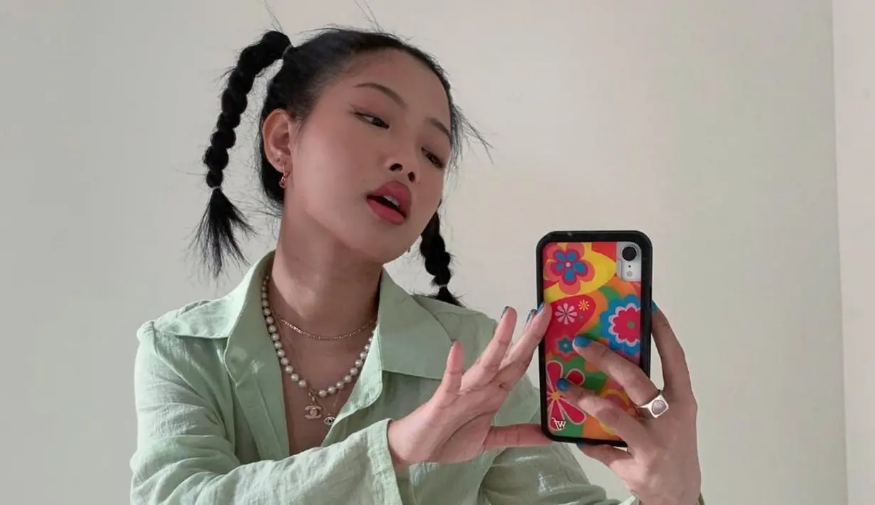 <p>Dalam beberapa kesempatan terlihat ketika ia mengenakan sepatu platform chunky yang memberikan kesan unik pada gayanya.&nbsp;(Foto: Instagram/ Venttey Heng)</p>