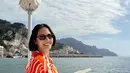 Cantiknya Pevita Pearce dibalut dress bernuansa oranye di atas kapal menikmati hangat sinar matahari. [Foto: Instagram/pevpearce]