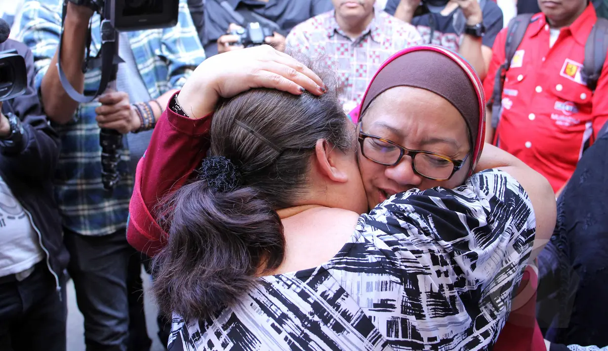 Ekspresi kesedihan di wajah Utami--istri komedian Ferrasta Soebardi alias Pepeng--saat beberapa keluarga memberinya pelukan di rumah duka di kawasan Cinere, Depok, Rabu (6/5/2015). Pepeng meninggal dunia di usia 60 tahun. (Liputan6.com/Helmi Afandi)