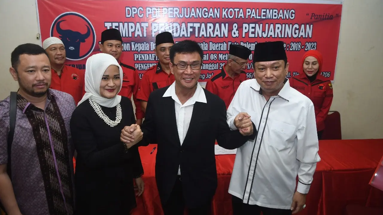 Lury Reza Alex Noerdin, Mularis Djahri dan Sarimuda seusai mengembalikan formulir ke posko PDI-Perjuangan (Liputan6.com / Nefri Inge)