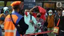 Antrean calon penumpang KRL Commuterline di area pedestrian Stasiun Terpadu Tanah Abang, Jakarta, Kamis (27/8/2020). Guna menekan penyebaran Covid-19, aparat terkait terus menghimbau pentingnya menaati protokol kesehatan. (Liputan6.com/Helmi Fithriansyah)
