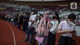 Warga antre untuk mendapatkan vaksinasi COVID-19 gratis di Stadion Gelora Bung Karno (GBK), Jakarta, Sabtu (26/6/2021). Vaksinasi ditargetkan dapat dilakukan kepada sekitar 8.000 hingga 10.000 peserta per hari. (merdeka.com/Imam Buhori)