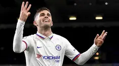 Christian Pulisic pernah melakukan hat-trick sempurna pada musim debutnya di Liga Inggris bersama Chelsea. Ia mencetak gol menggunakan kaki kanan, kaki kiri, dan kepalanya ketika mengalahkan Burnley 4-2 pada Oktober 2019 silam. (Foto: PA via AP/Anthony Devlin)