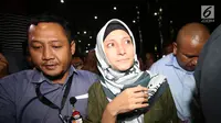 Inneke Koesherawati usai menjalani pemeriksaan terkait OTT Kalapas Sukamiskin Wahid Husein, di Gedung KPK, Jakarta, Sabtu (21/7). Inneke diduga mengetahui suap suaminya Fahmi Darmawansyah ke Kalapas Sukamiskin. (Liputan6.com/HO/Udin)