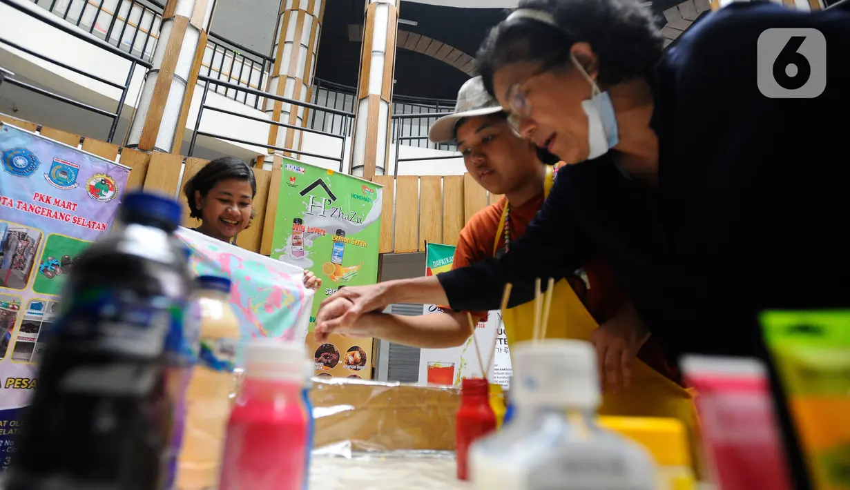 Sejumlah anak berkebutuhan khusus (ABK) mengikuti pelatihan melukis di atas air atau suminagashi di Pasar Gintung, Tangerang Selatan, Banten, Minggu (26/6/20222). Kegiatan ini diharapkan dapat menjadi bekal bagi para ABK untuk mengisi kesibukan sekaligus merangsang motorik.
(merdeka.com/Arie Basuki)