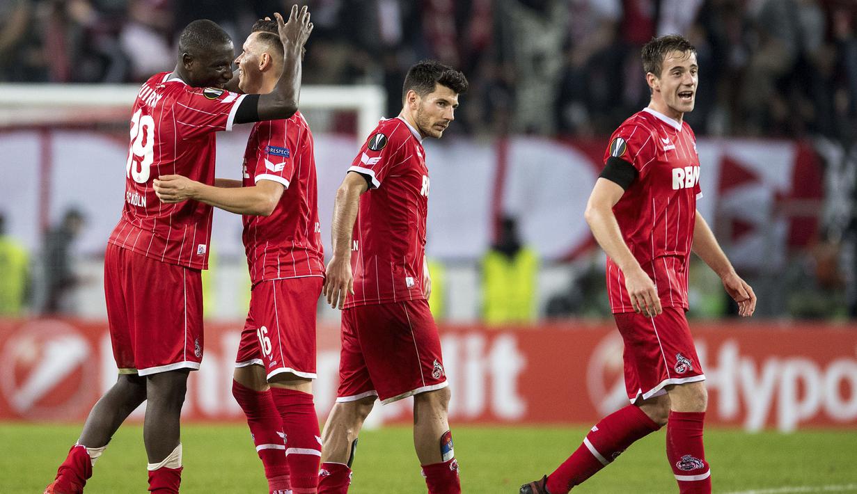 Para pemain FC Cologne merayakan kemenangan atas Arsenal pada laga grup H Liga Europa di Rhein  Energie Stadium, Cologne, (23/11/2017). Arsenal kalah 0-1. (Marius Becker/dpa via AP)
