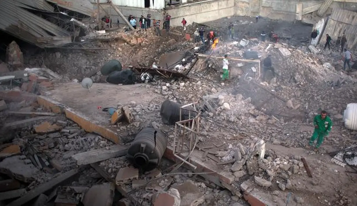 Warga memeriksa kerusakan akibat serangan udara ISrael di Jalur Gaza, Palestina (27/10). Israel mebombardir ke sejumlah titik di Jalur Gaza, termasuk beberapa di antaranya diyakini sebagai markas Hamas. (AP Photo/Khalil Hamra)