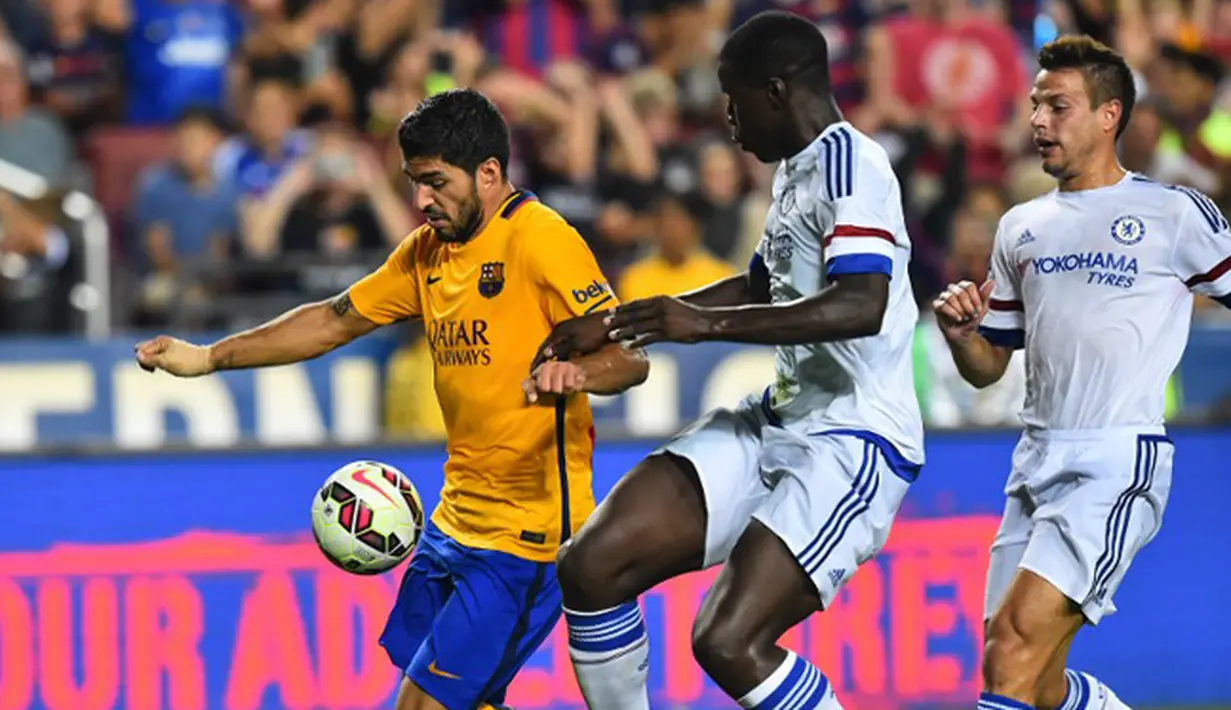 Luis Suarez (kiri) mengontrol bola dari kejaran dua pemain Chelsea saat International Champions Cup 2015 di Landover, Maryland, Rabu (29/7/2015). Chelsea menang 4-2 lewat adu penalti, usai bermain imbang 2-2 waktu normal. (AFP/NICHOLAS KAMM)