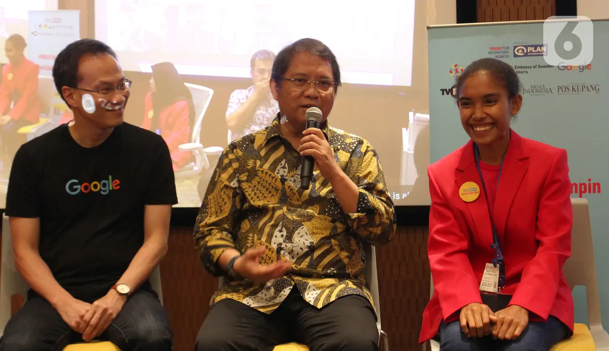 Menkominfo Rudiantara (tengah) memberi paparan pada acara Girls Takeover 'Sehari Jadi Menteri' yang digelar Yayasan Plan International Indonesia di kantor Google Indonesia, Jakarta, Kamis (10/10/2019). Siswi asal NTT berkesempatan menjadi Menkominfo selama satu hari. (Liputan6.com/HO/Ijal)