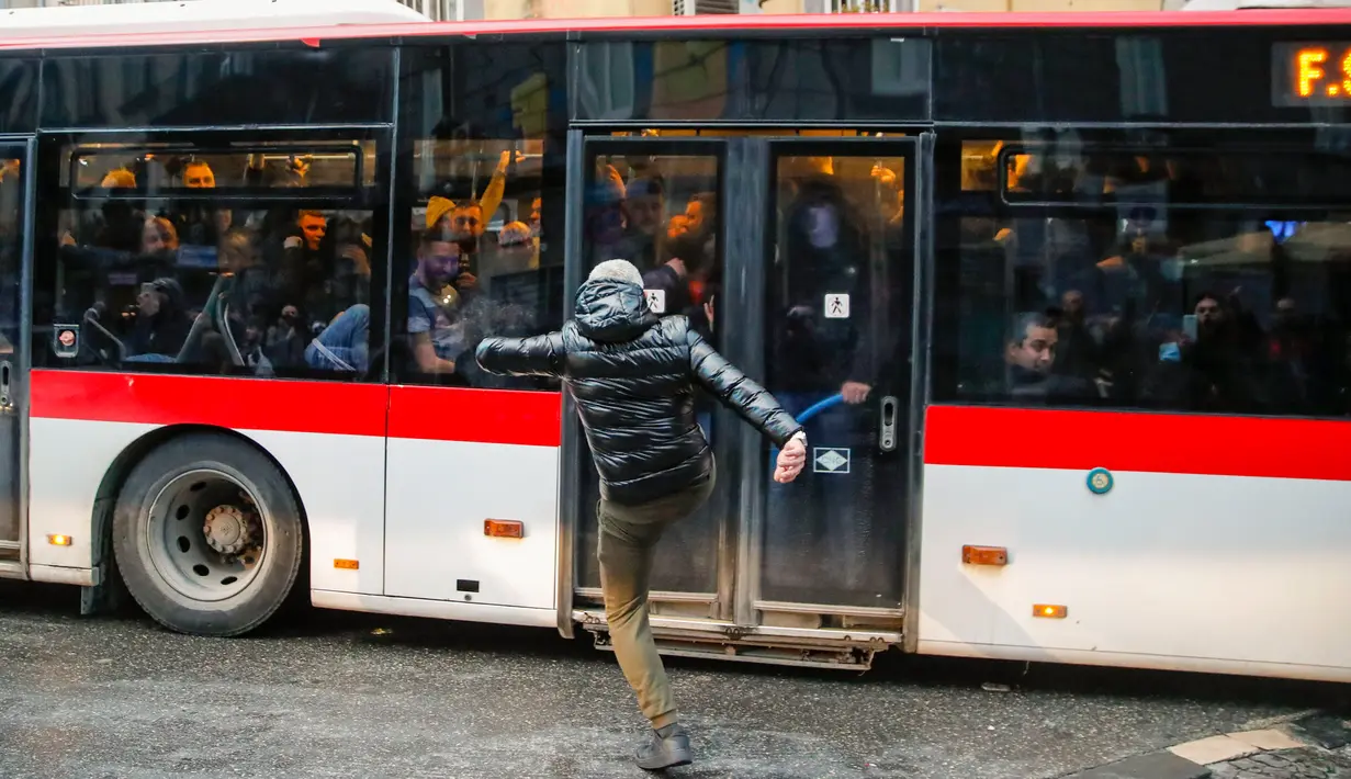 Situasi semakin mencekam ketika ultras Napoli tiba di tempat kejadian dan balik menyerang suporter Eitracht Frankfurt. (AP Photo/Salvatore Laporta)