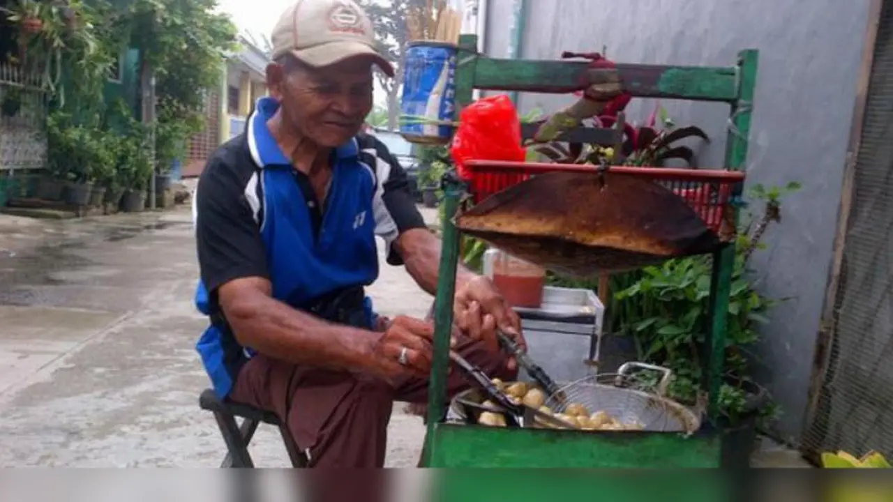 Kisah Pilu Kakek Penjual Basreng di Rantau Orang