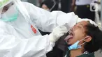 Paramedis mengambil sampel penumpang KRL Commuter Line saat tes swab di Stasiun Bojonggeder, Jawa Barat, Senin (11/05/2020).  Pemkab Bogor  melakukan tes swab  dan rapid test bagi penumpang KRL Commuter Line  dilakukan secara massal. (merdeka.com/Arie Basuki)