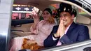 Kahiyang Ayu didampingi suaminya Bobby Nasution menaiki mobil usai mengikuti prosesi pemberian marga di rumah Pamannya Bobby Nasution di Medan, Selasa (21/11). (Liputan6.com/JohanTallo)
