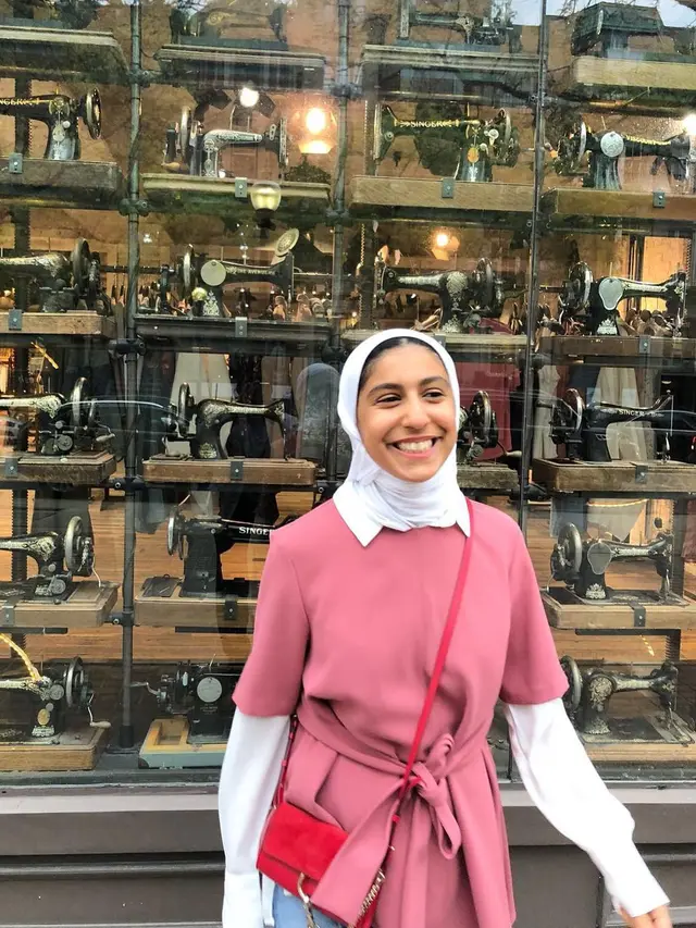 Rayouf Alhumedhi, Remaja Penggagas Emoji Hijab (sumber: instgram/@rayoufalhumedhi)