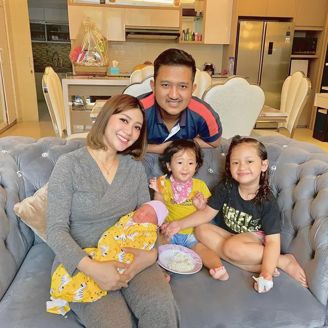 Potret Tebaru Delta Hesti Setelah Melahirkan. (Sumber: Instagram/deltahesti)