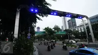 Pengendara saat melintas di bawah gate ERP di Jalan Jenderal Sudirman Jakarta, Senin, (14/12/2015). Lebih dari 1 tahun belakangan ini gate ERP hanya menjadi hiasan jalan karena belum jelasnya penerapan program tersebut. (Liputan6.com/Helmi Fithriansyah)