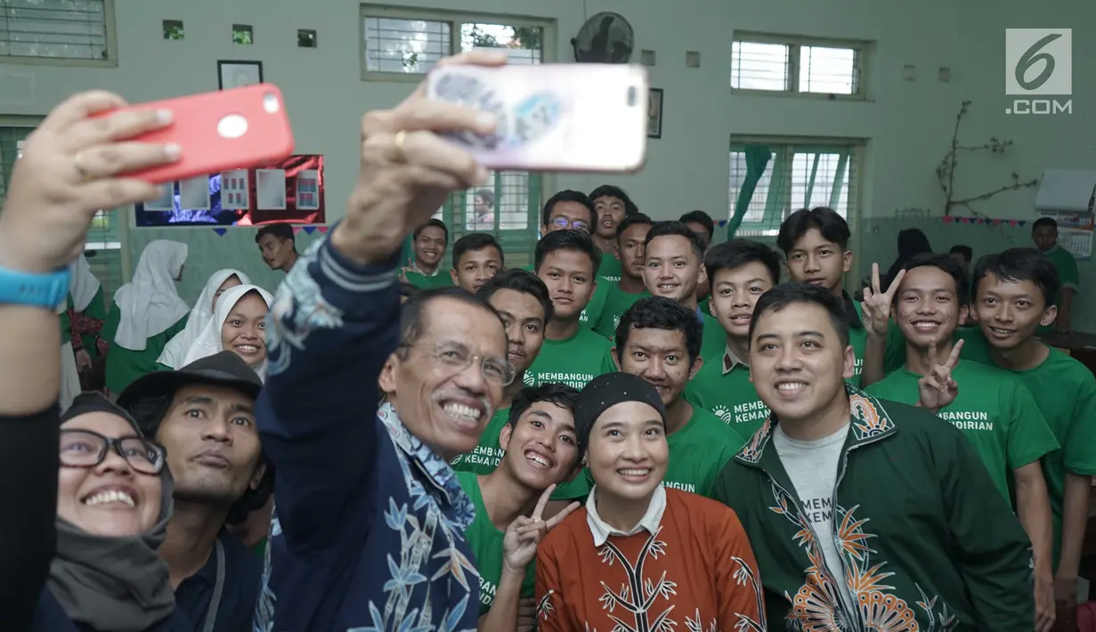 Peserta Talk Show dan Sharing Session #MembangunKemandirian berswafoto bersama dengan para narasumber pada rangkaian acara peringatan Hari Pendidikan Nasional yang digelar oleh Semen Indonesia di SMAN 1 Magetan, Jawa Timur (2/5/2019). (Liputan6.com/HO/Eko)