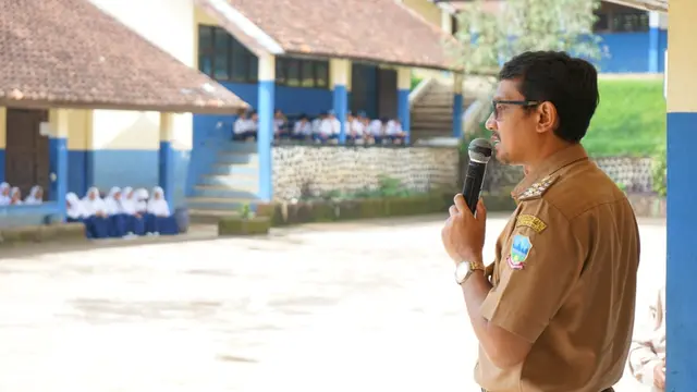 Wakil Bupati Helmi Budiman memberikan motivasi bagi seluruh peserta ujian SMP di Garut hari ini