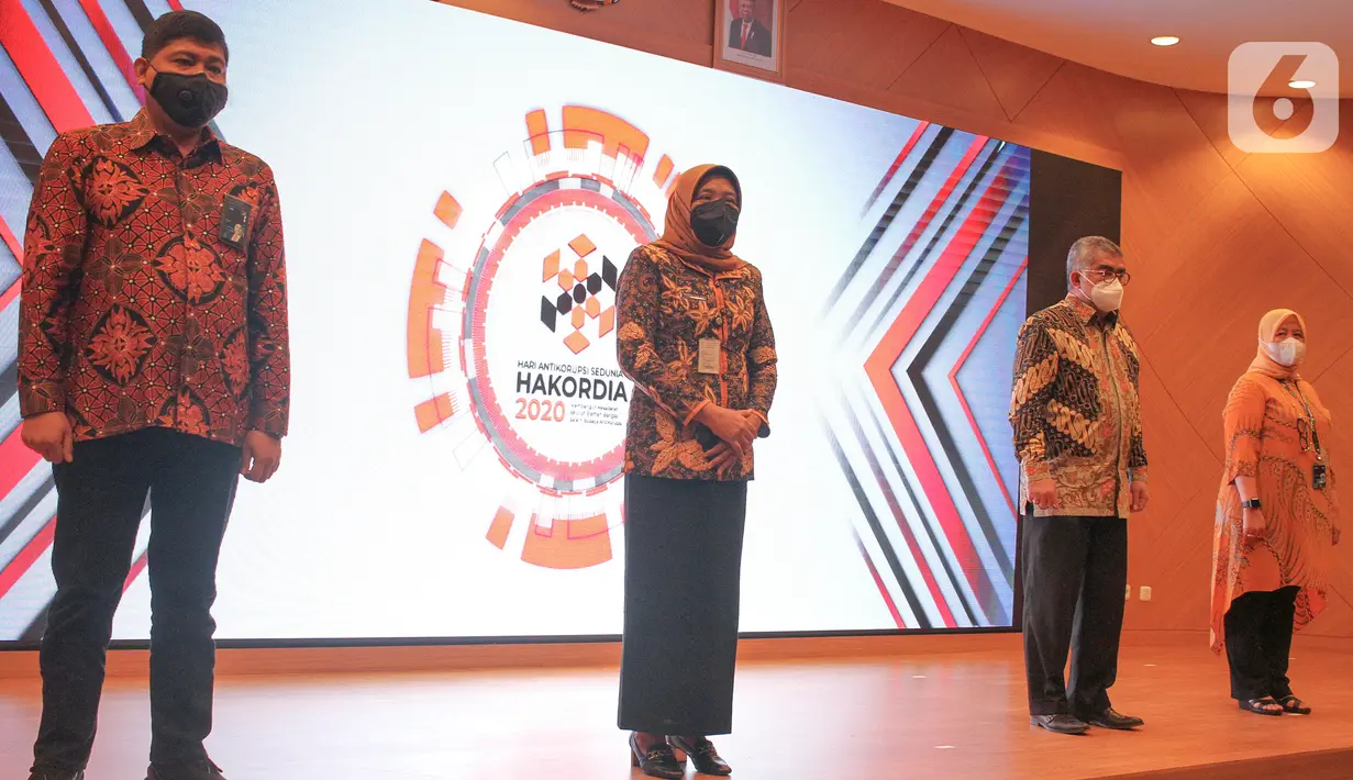 Para penerima penghargaan Hari Anti Korupsi Sedunia 2020 di Gedung KPK, Selasa (22/12/2020). BPJAMSOSTEK meraih penghargaan sebagai Kementerian Lembaga dengan Unit Pengendalian Gratifikasi Terbaik Tahun 2020. (Liputan6.com/Pool/bpjamsostek)