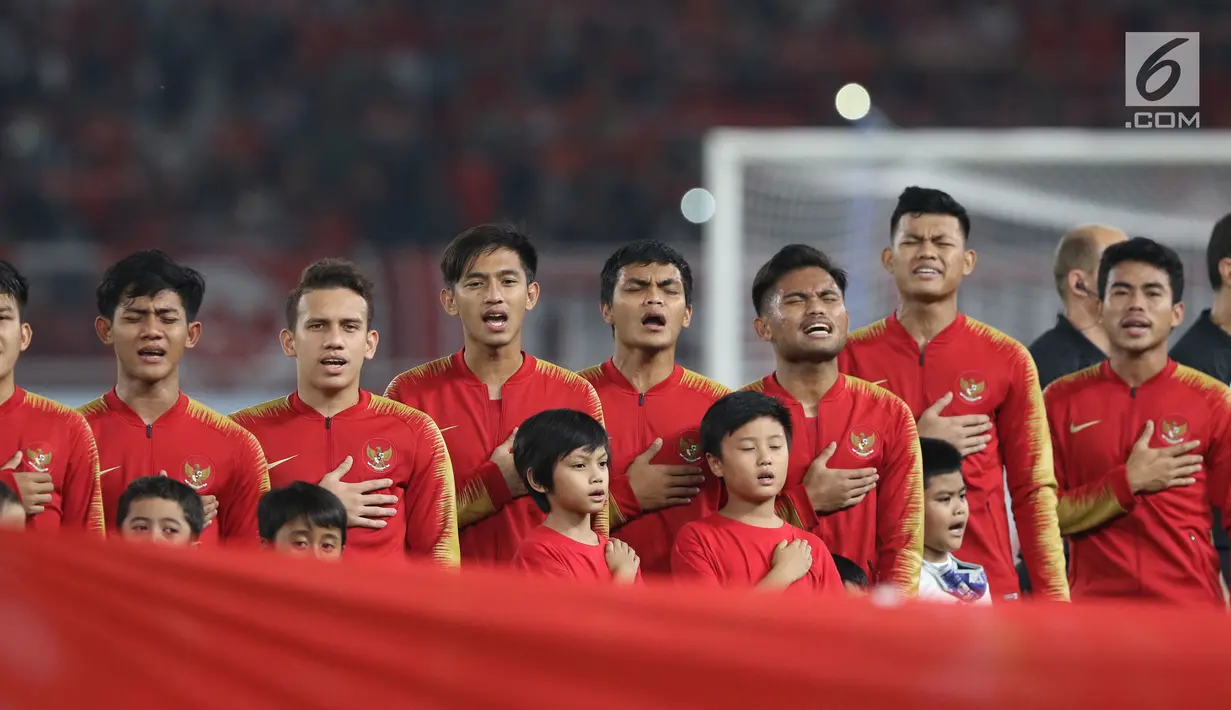 Pemain Timnas Indonesia -19 saat menyanyikan lagu Indonesia Raya jelang melawan Uni Emirat Arab U-19 pada penyisihan Grup A Piala AFC U-19 2018 di Stadion GBK, Jakarta, Rabu (24/10). Indonesia unggul 1-0. (Liputan6.com/Helmi Fithriansyah)