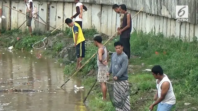 Ribuan ikan ditemukan warga mengambang mati di aliran sungai Cisadane. Warga menduga matinya ikan disebabkan oleh kiriman air limbah dari pabrik.