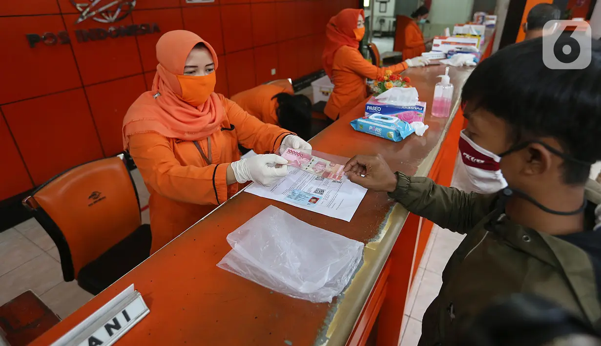 Keluarga Penerima Manfaat (KPM) mencairkan bantuan sosial tunai di Kantor Pos Bogor, Jawa Barat, Rabu (13/5/2020). Bantuan bagi yang terdampak COVID-19 tersebut berupa bantuan langsung tunai senilai Rp 600 ribu per bulan selama tiga bulan ke depan. (merdeka.com/Arie Basuki)