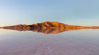 Pegunungan yang mengelilingi Salar de Uyuni saat matahari terbit, Provinsi Daniel Campos, Departemen Potosi, Bolivia barat daya, tidak jauh dari puncak Andes. (Wikimedia/Creative Commons)