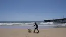 Penjaga pantai menemukan sekelompok dua lusin pelikan yang sakit awal pekan ini di sebuah dermaga di pesisir Pantai Newport dan memanggil para ahli satwa liar untuk membantu. (AP Photo/Jae C. Hong)