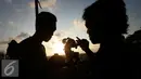 Mahasiswa mempersiapkan teleskop untuk melihat hilal di Parang Tritis, Yogyakarta, Kamis (1/9). Selain melakukan pengamatan penentuan ruhiyat hilal untuk penetapan 1 Dzulhijah, mereka juga hendak melihat gerhana matahari cincin.(Liputan6.com/Boy Harjanto)