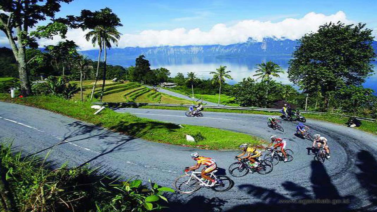 Ngeri-ngeri Sedap Menuruni Kelok 44 Rute Bukittinggi - Maninjau