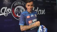 Pemain asing baru Arema FC, Rodrigo Ost, resmi diperkenalkan di depan publik. (Bola.com/Iwan Setiawan)