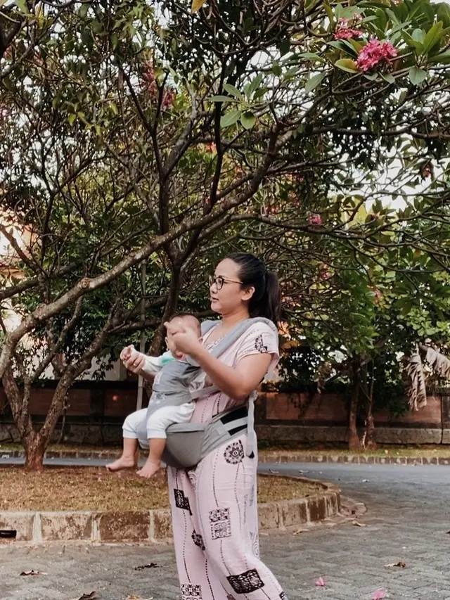 6 Potret Mutia Ayu Asuh Baby Gewa, Penuh Kasih Sayang dan Banjir Dukungan