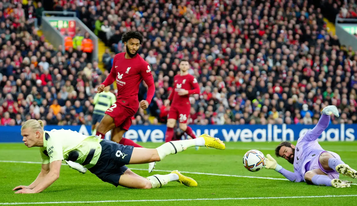 Penjaga gawang Liverpool, Alisson (kanan) melakukan penyelamatan di depan pemain Manchester City Erling Haaland selama pertandingan sepak bola Liga Inggris antara Liverpool dan Manchester City di Stadion Anfield, Liverpool, Minggu (16/10/2022). Kemenangan The Reds atas Man City mengangkat posisi Liverpool ke urutan delapan dengan 13 poin dari 9 laga. (AP Photo/Jon Super)