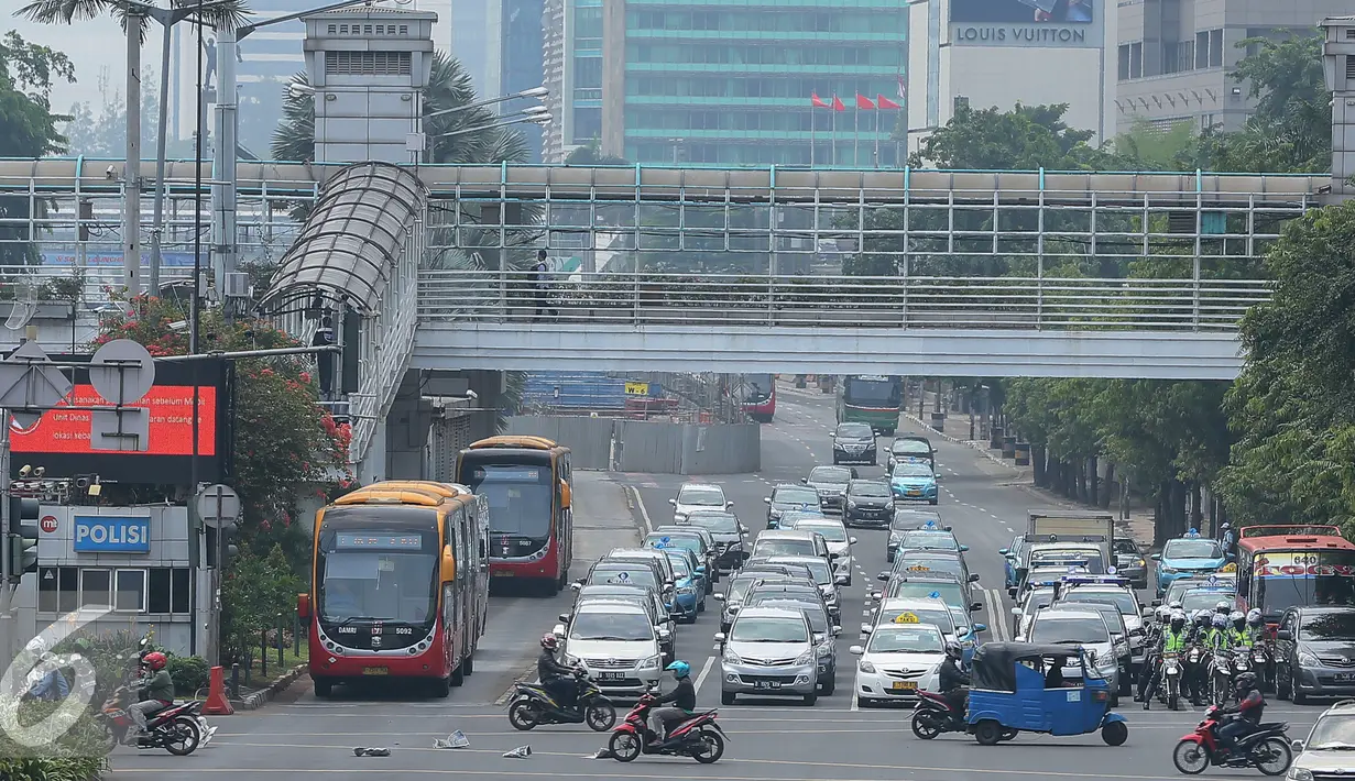 Suasana Jembatan Penyeberangan Orang (JPO) di kawasan Thamrin, Jakarta, Jumat (20/11). Gubernur DKI Jakarta Basuki T Purnama akan menghilangkan JPO di sepanjang Jalan Sudirman-MH Thamrin. (Liputan6.com/Faizal Fanani)