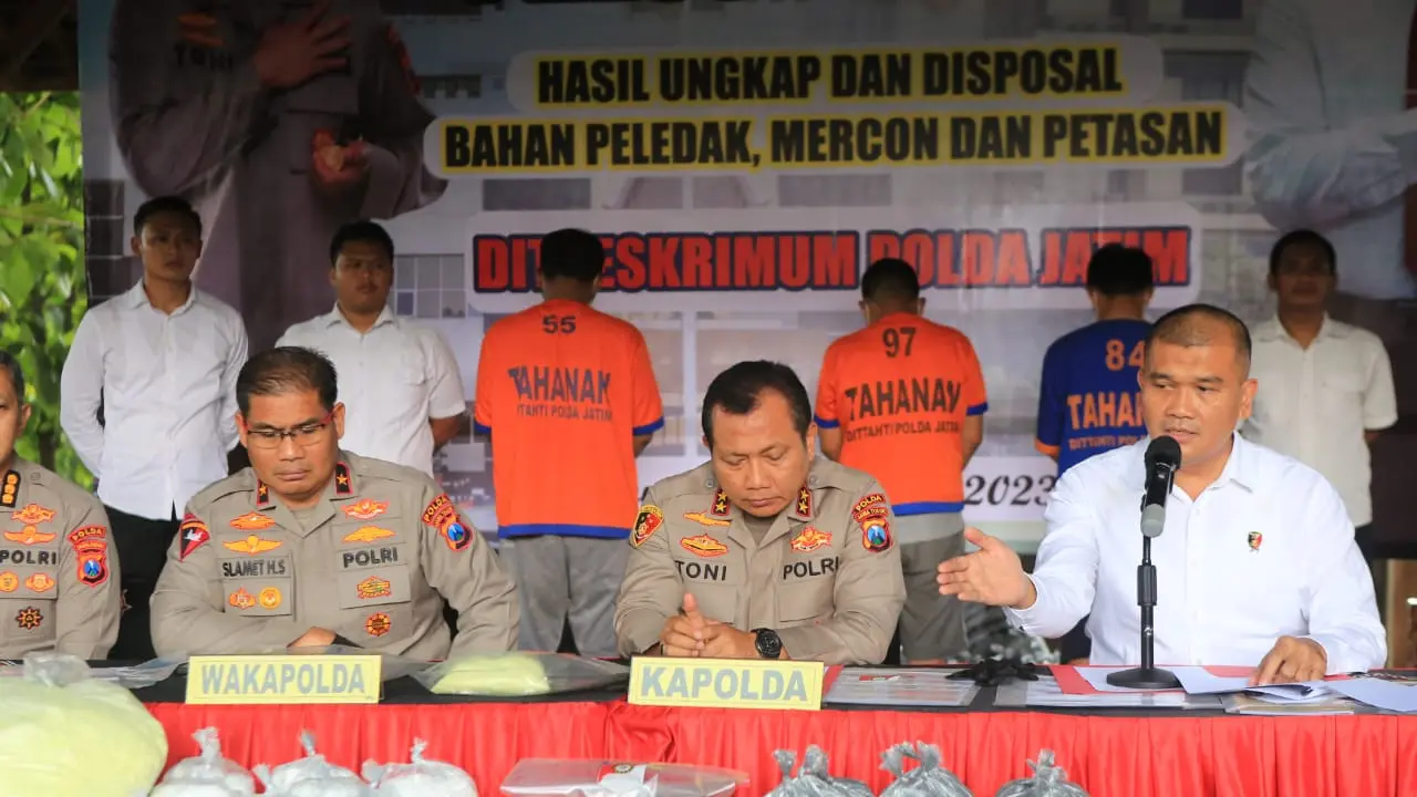 Polda Jatim menangkap tiga orang pelaku kasus jual beli bahan peledak petasan sebanyak 231 kilogram di Jombang. (Dian Kurniawan/Liputan6.com)