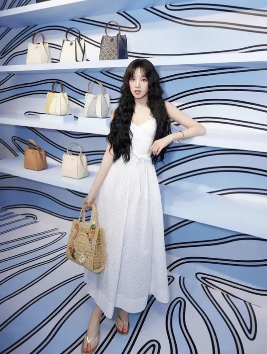 <p>Yuqi (G)I-DLE mencuri perhatian dengan penampilannya saat menghadiri Tory Burch Korea Destination Anywhere Pop-up Korea Selatan pada 1 Agustus lalu. [@yuqisong.923].</p>