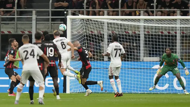 Momen saat Federico Baschirotto mencetak gol di laga AC Milan vs Cremonese di San Siro, Minggu (24/08/2025) dini hari WIB. (AP Photo/Luca Bruno)