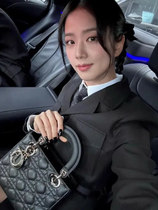 Jisoo pun tampil dengan riasan menggunakan makeup dari Dior Beauty. Terlihat ia mengenakan blush on tipis dan lipstik pink glossy. Ia mengenakan cat kuku hitam. [@sooyaaa__]