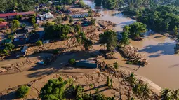 Sejumlah rumah rusak berat dan tertimbun lumpur serta sampah kayu akibat banjir bandang. Tampak foto udara menunjukkan kerusakan akibat banjir di Meureudu, Kabupaten Pidie Jaya, Provinsi Aceh, pada 30 November 2025. (CHAIDEER MAHYUDDIN/AFP)