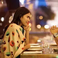 Jeje memilih warna abu-abu dan hitam untuk jas pernikahannya.