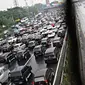 Kendaraan terjebak macet di Gerbang Tol Cibubur Utama, Jakarta, Kamis (5/5). Tingginya volume kendaraan dari Jakarta yang menuju Bogor dan sekitarnya selama masa libur membuat arus lalu lintas di kawasan tersebut macet. (Liputan6.com/Immanuel Antonius)