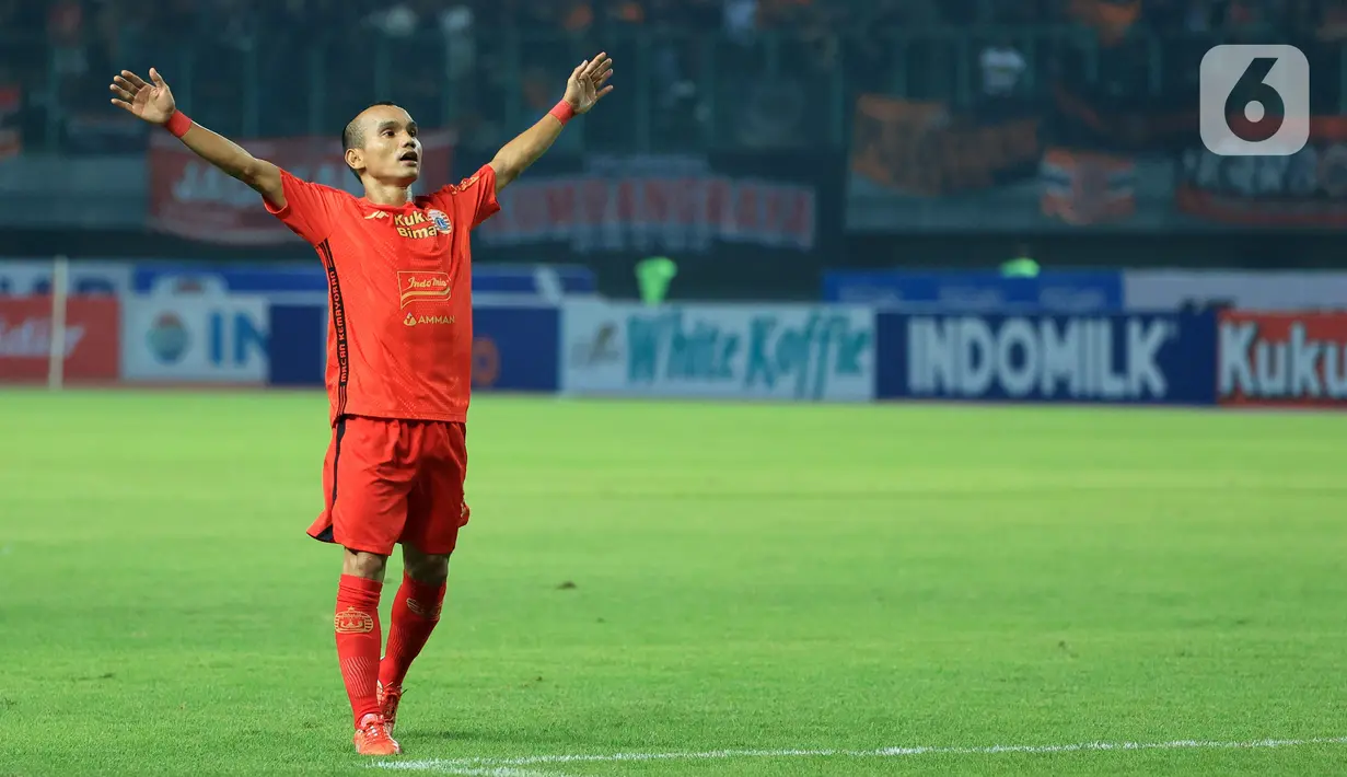 Pada menit ke-15, tendangan Riko Simanjuntak dari luar kotak penalti di menit ke-16 ke pojok kanan bawah merobek gawang Bhayangkara FC yang dijaga Awan Setho. (Bola.com/M. Iqbal Ichsan)
