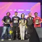 Jurnalis SCTV Fedhly Averouss Bey (kiri) mendapat penghargaan terbaik "Creative Journalist" Asian Para Games 2018 untuk kategori Creative Journalist. Sementara SCTV mendapatkan penghargaan Silver sebagai "Productive Online Media". (Istimewa)