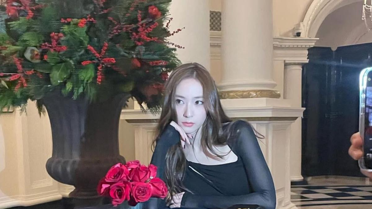 Siap Dinner Date? Coba Intip Inspirasi OOTD ala Krystal Jung yang Gak Pernah Gagal