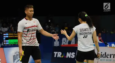 Ganda Campuran Indonesia, Preveen Jordan/Debby Susanto saat melawan Mathias Christiansen/Sara Thygesen (Denmark) di putaran pertama Indonesia Open 2017 di Jakarta, Selasa (13/6). Preveen/Debby kalah 21-15, 19-21, 11-21. (Liputan6.com/Helmi Fithriansyah)