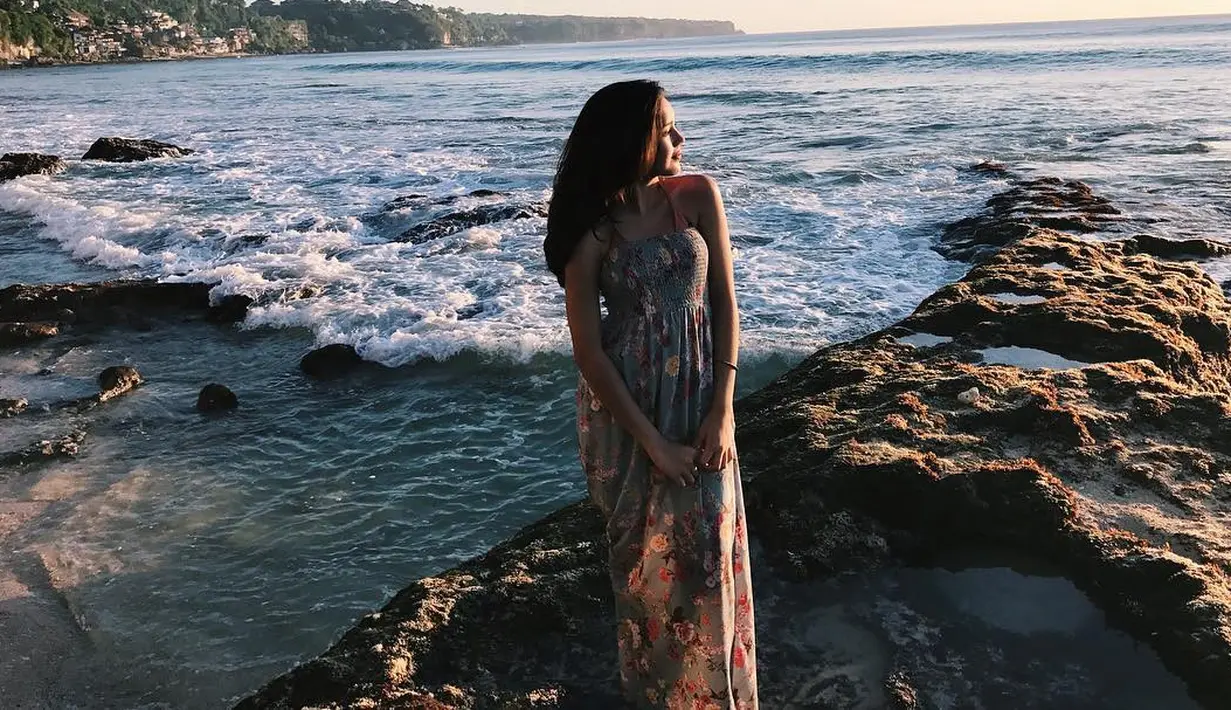 Seperti sejumlah selebriti lainnya, Beby Tsabina juga hobi banget liburan ke pantai. Dan begini gayanya saat di pantai. Memakai long dress dan mengurai rambutnya seperti biasa membuat ia terlihat seksi. (Instagram/bebytsabina)